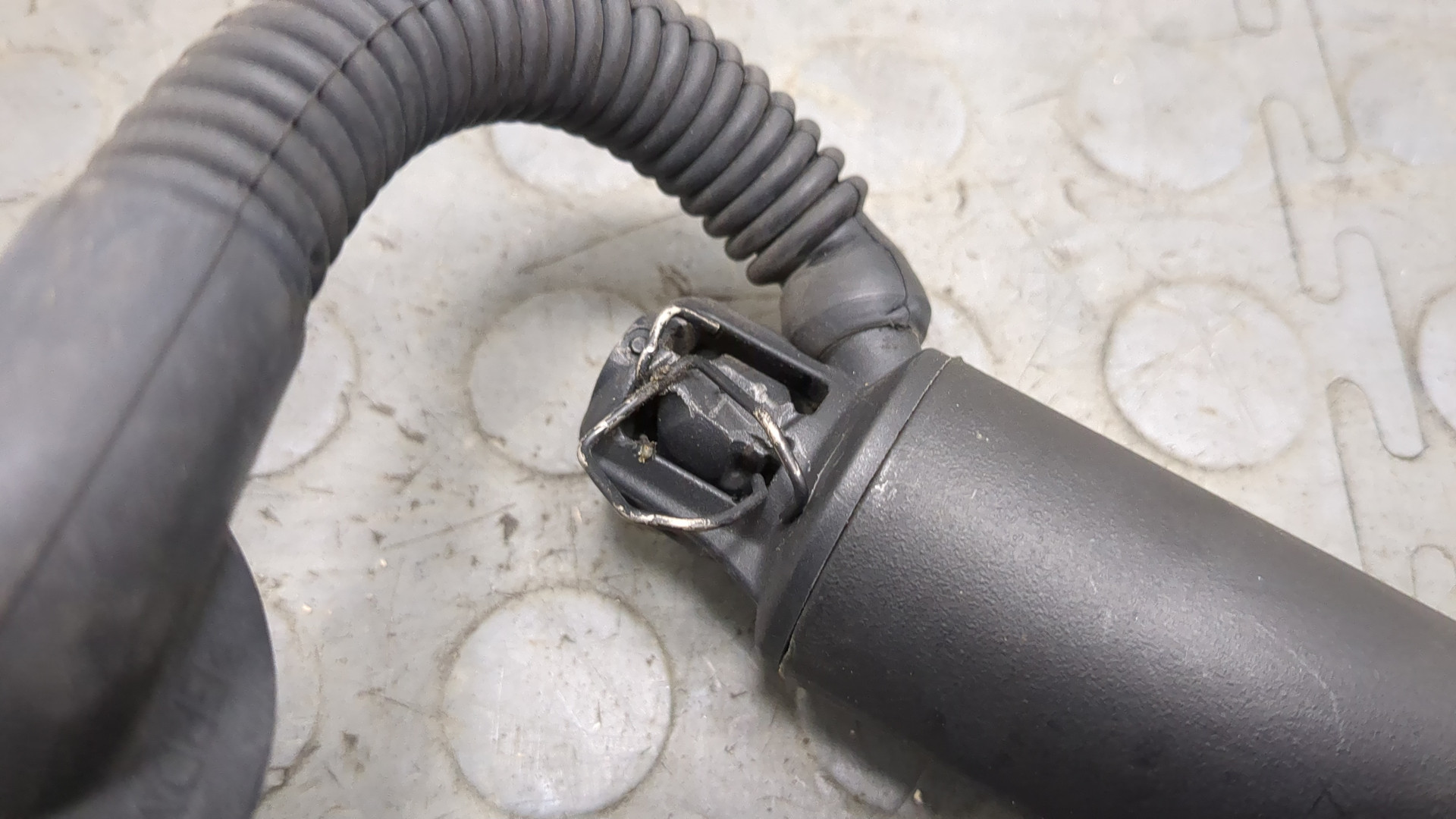 Амортизатор крышки багажника