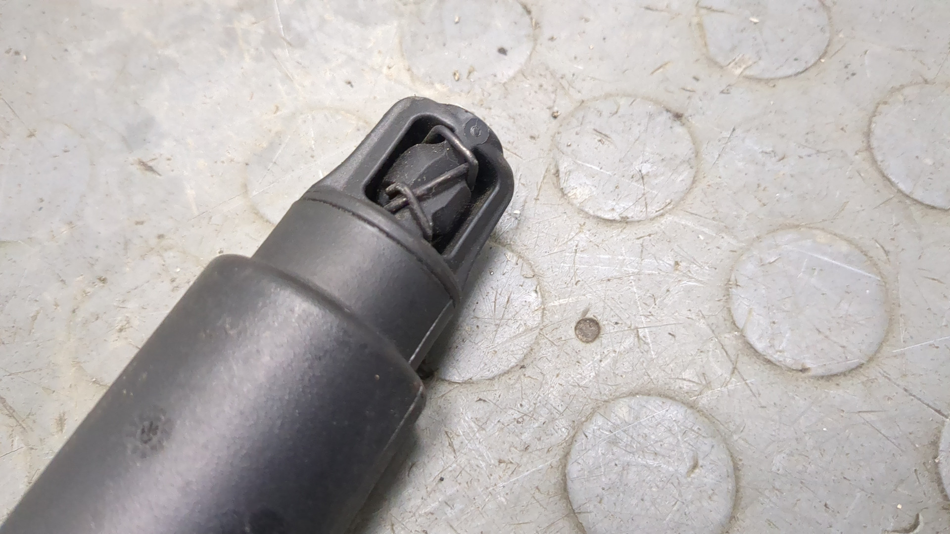 Амортизатор крышки багажника