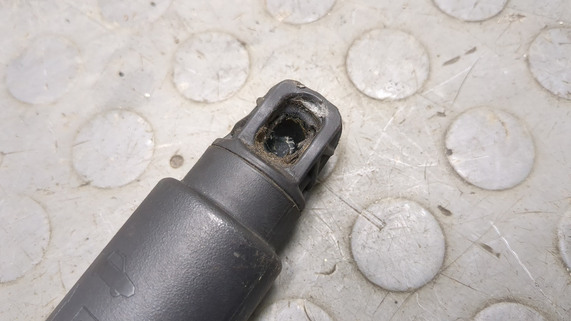 Амортизатор крышки багажника