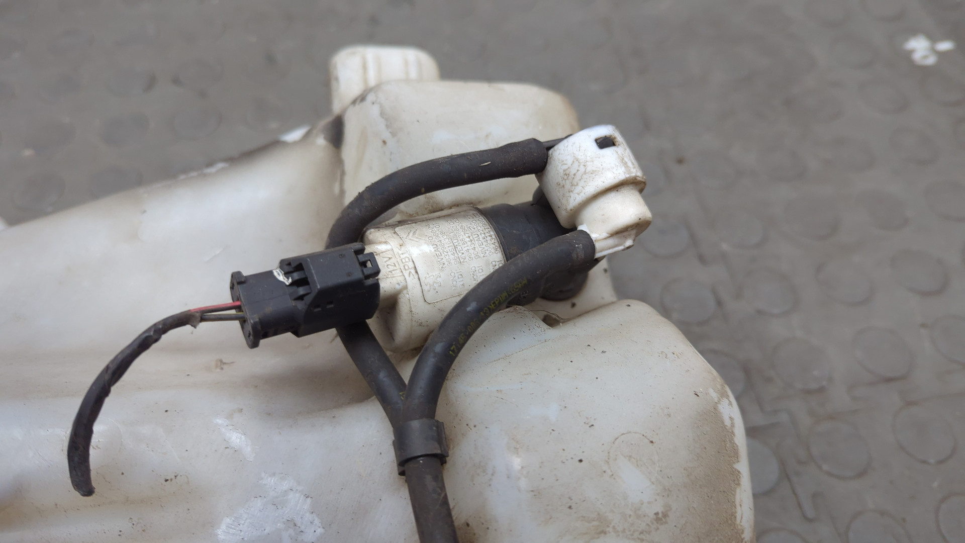 Бачок омывателя лобового стекла