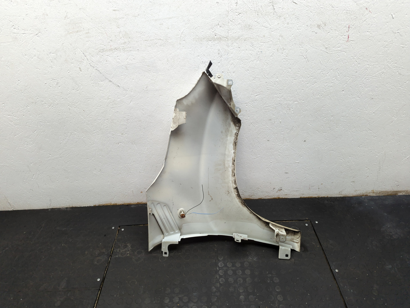 Крыло переднее левое