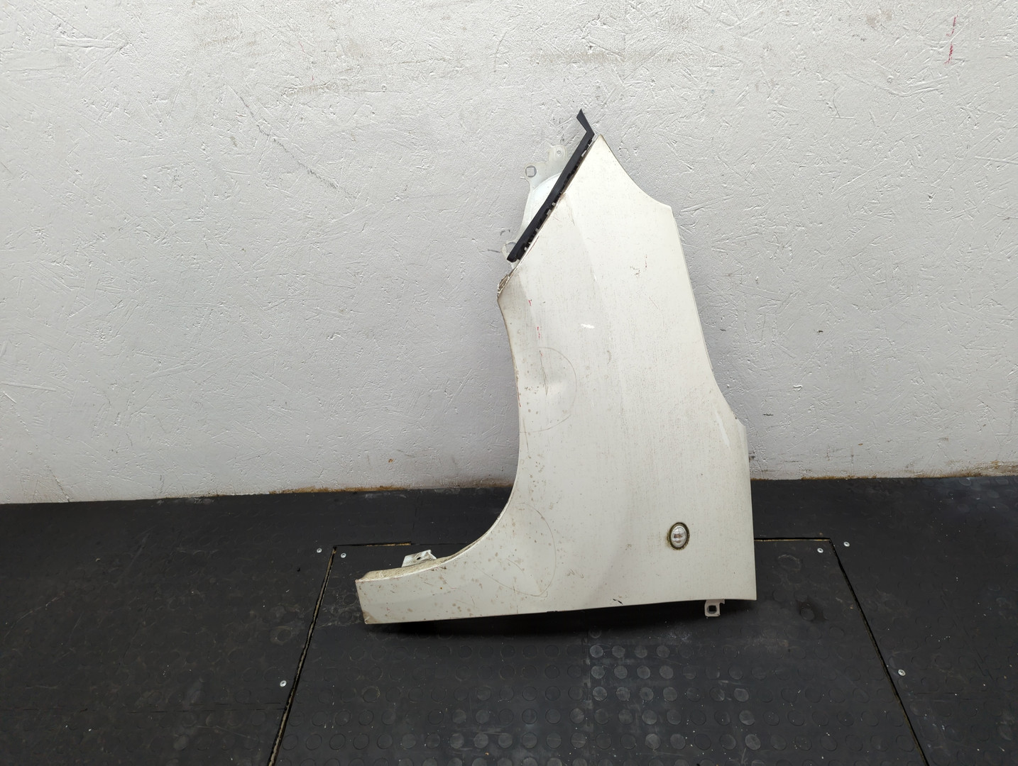 Крыло переднее левое