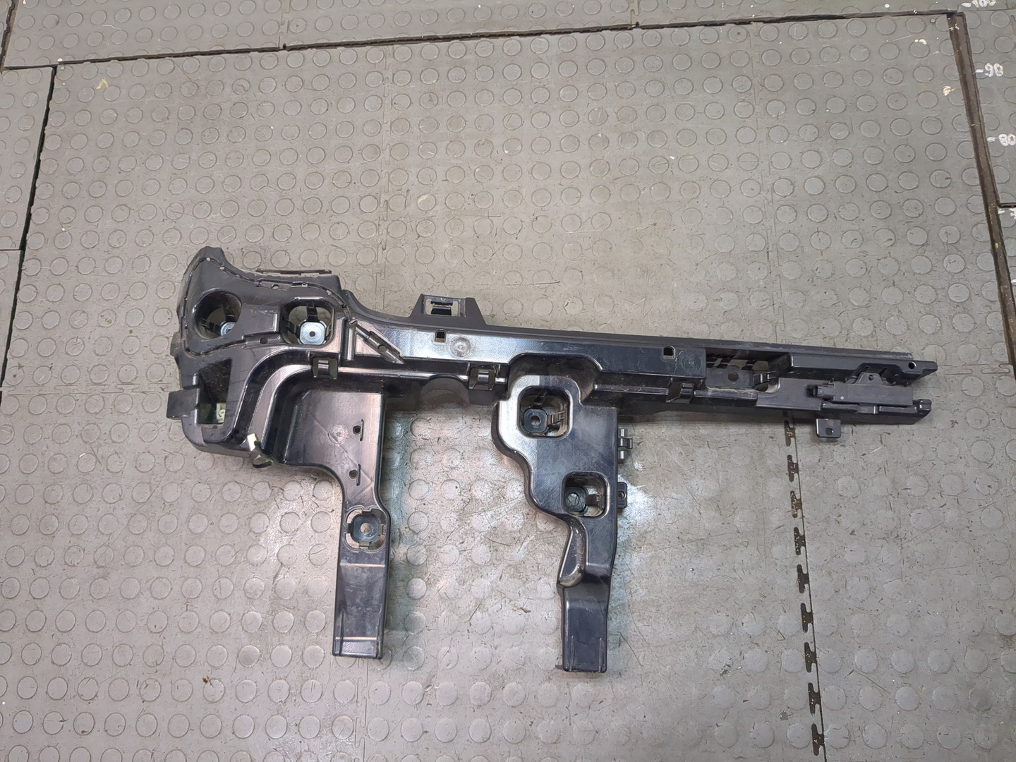 Кронштейн заднего бампера левый