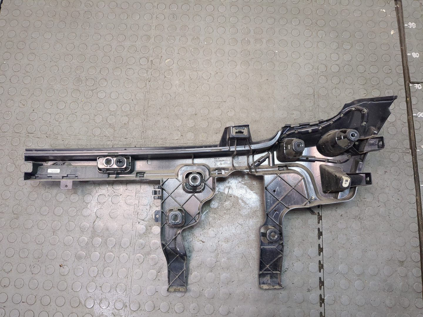 Кронштейн заднего бампера левый