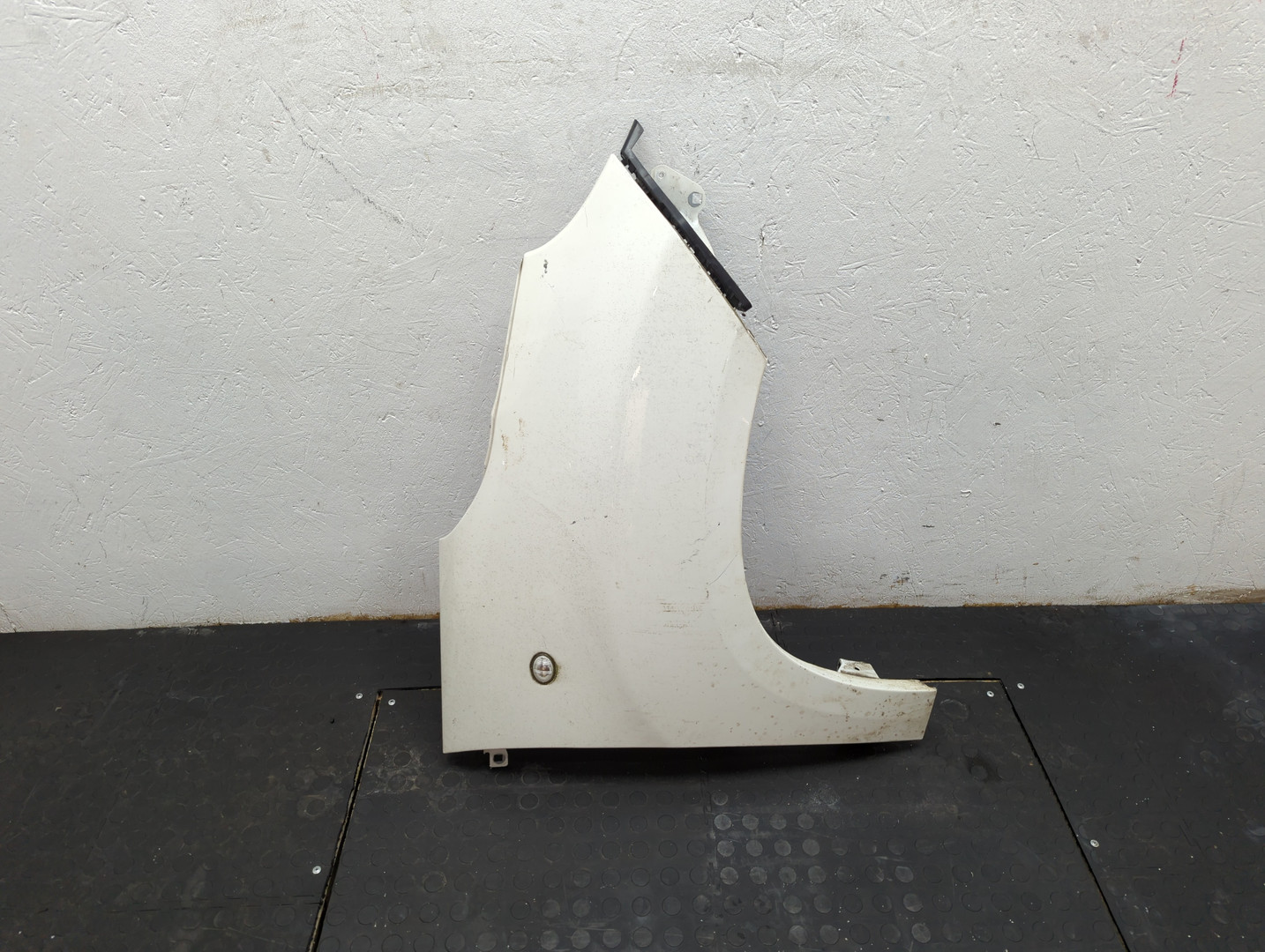 Крыло переднее правое