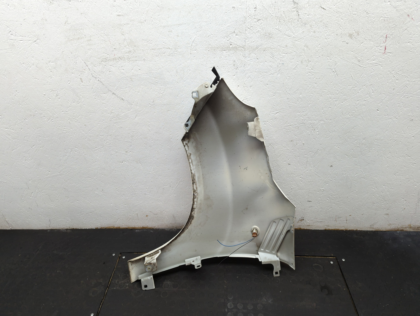 Крыло переднее правое