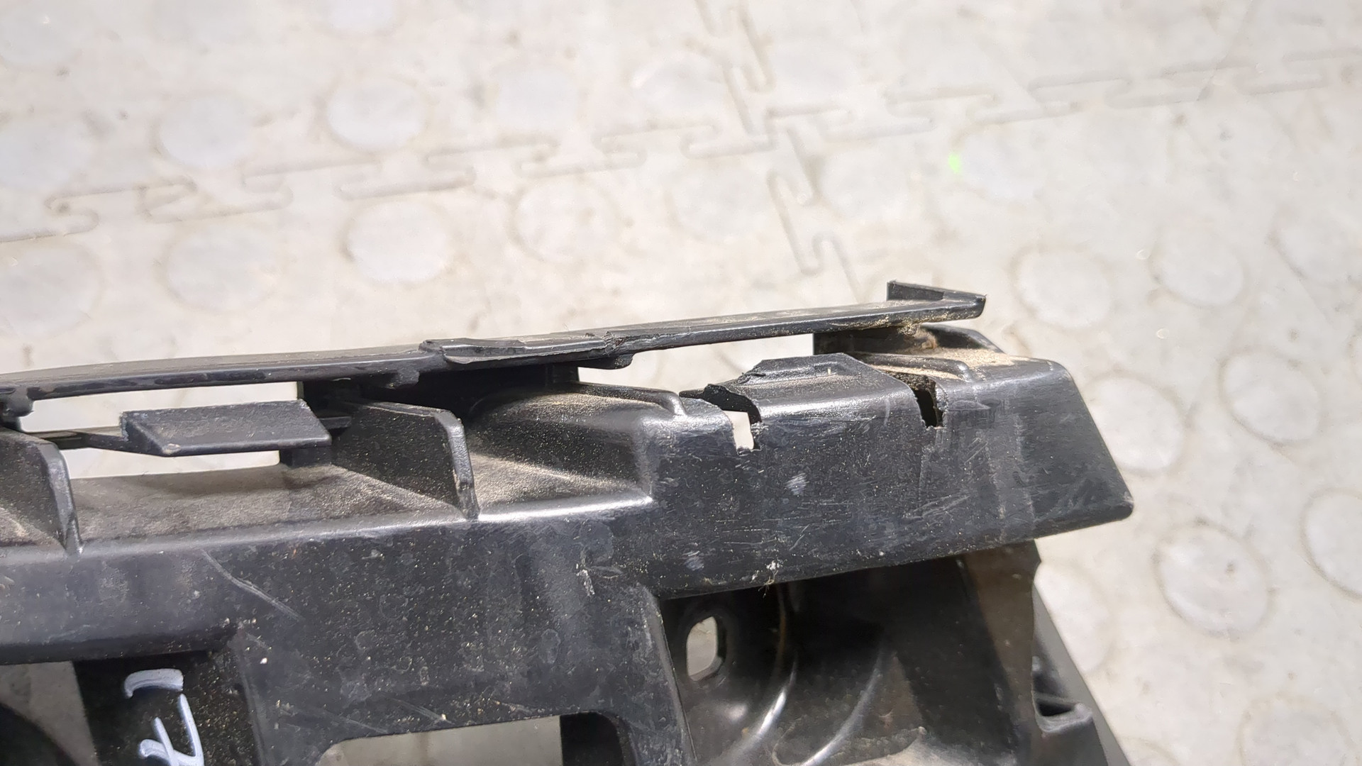 Кронштейн заднего бампера левый