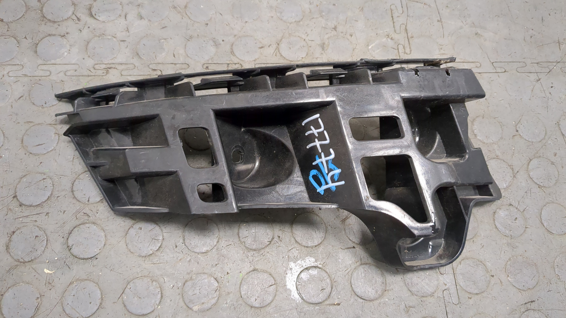 Кронштейн заднего бампера левый