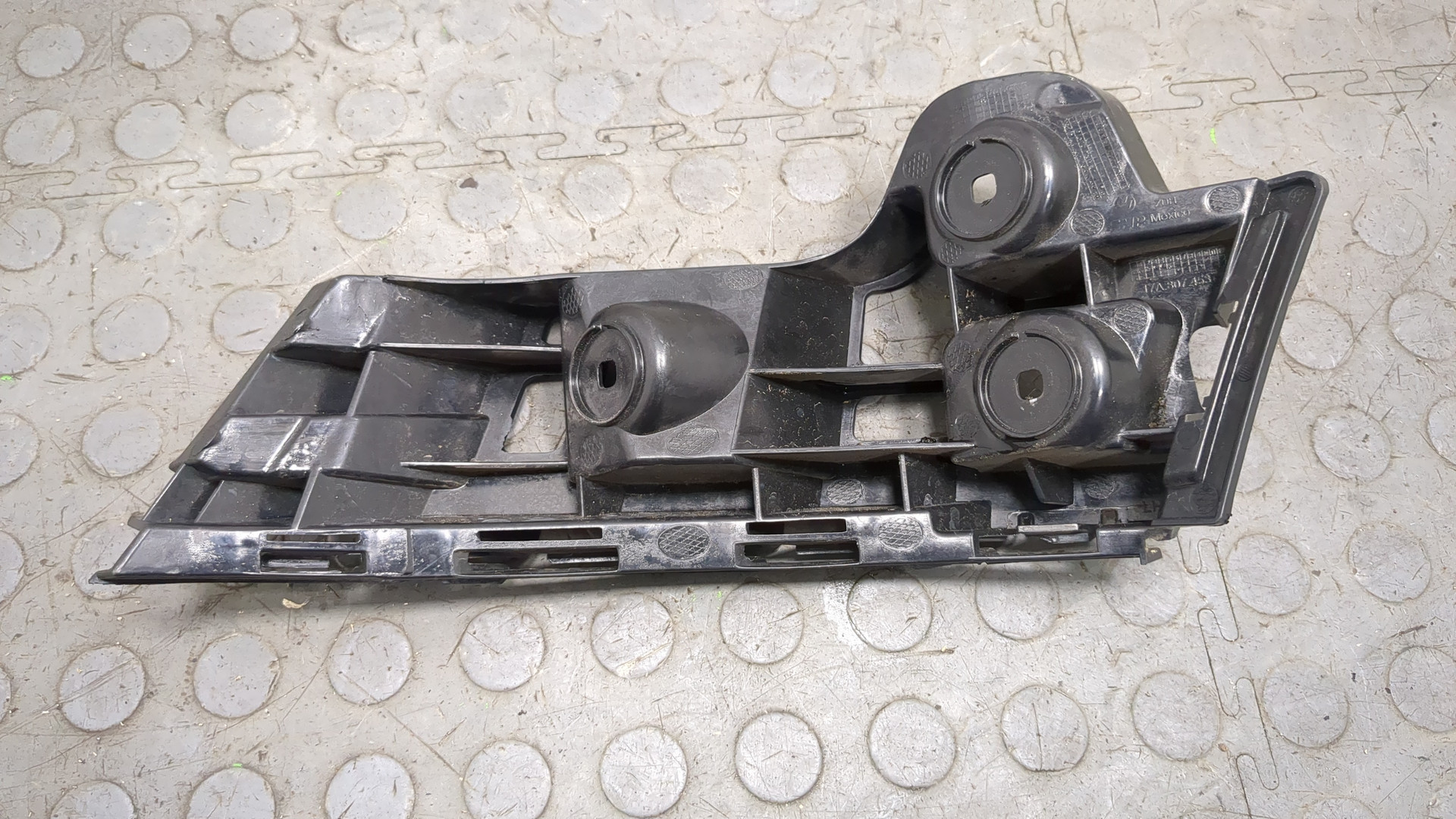 Кронштейн заднего бампера левый