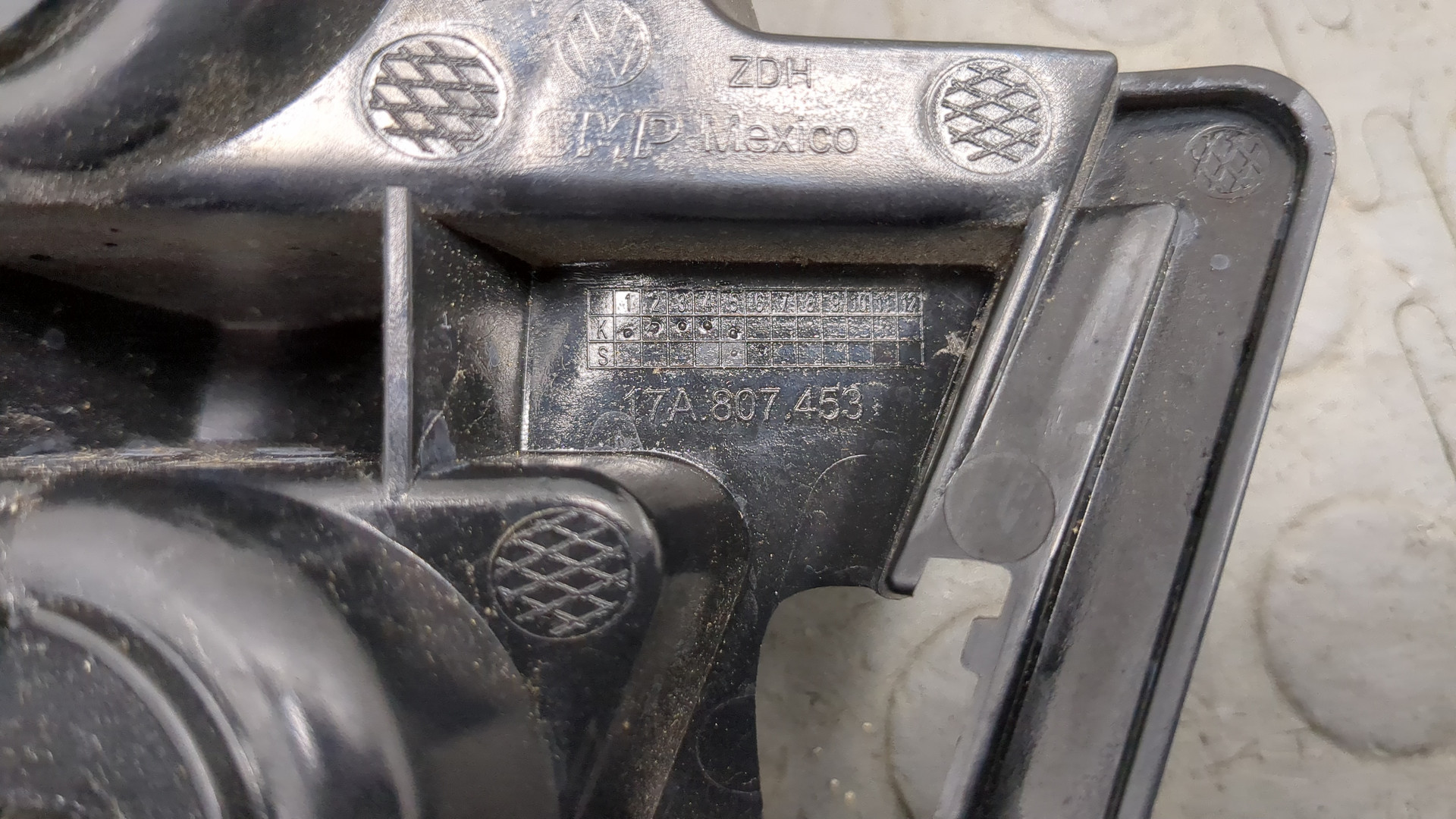 Кронштейн заднего бампера левый