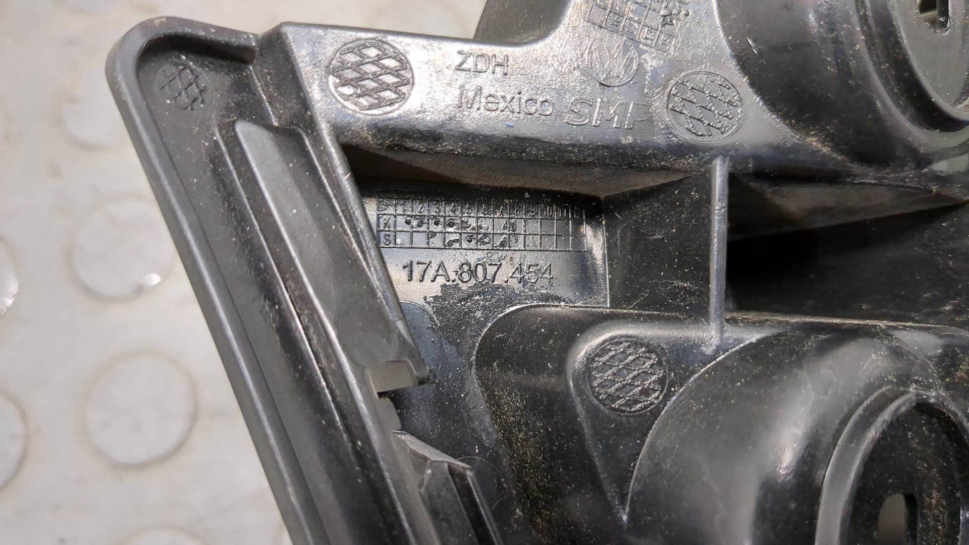 Кронштейн заднего бампера правый