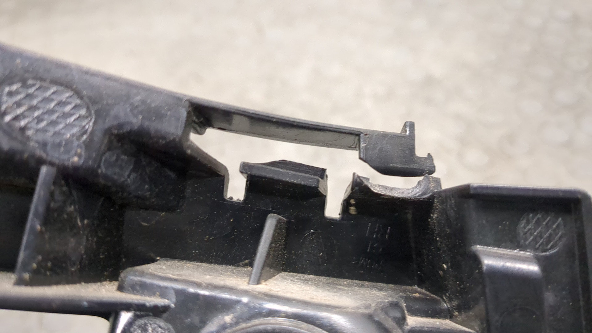 Кронштейн заднего бампера правый