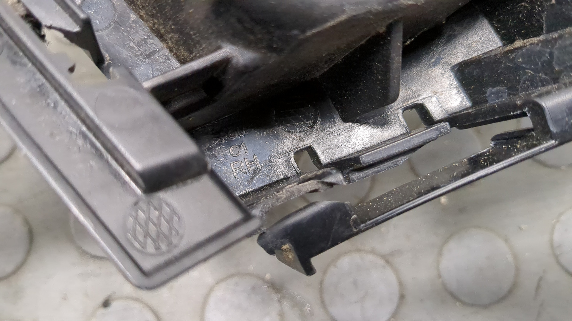 Кронштейн заднего бампера правый