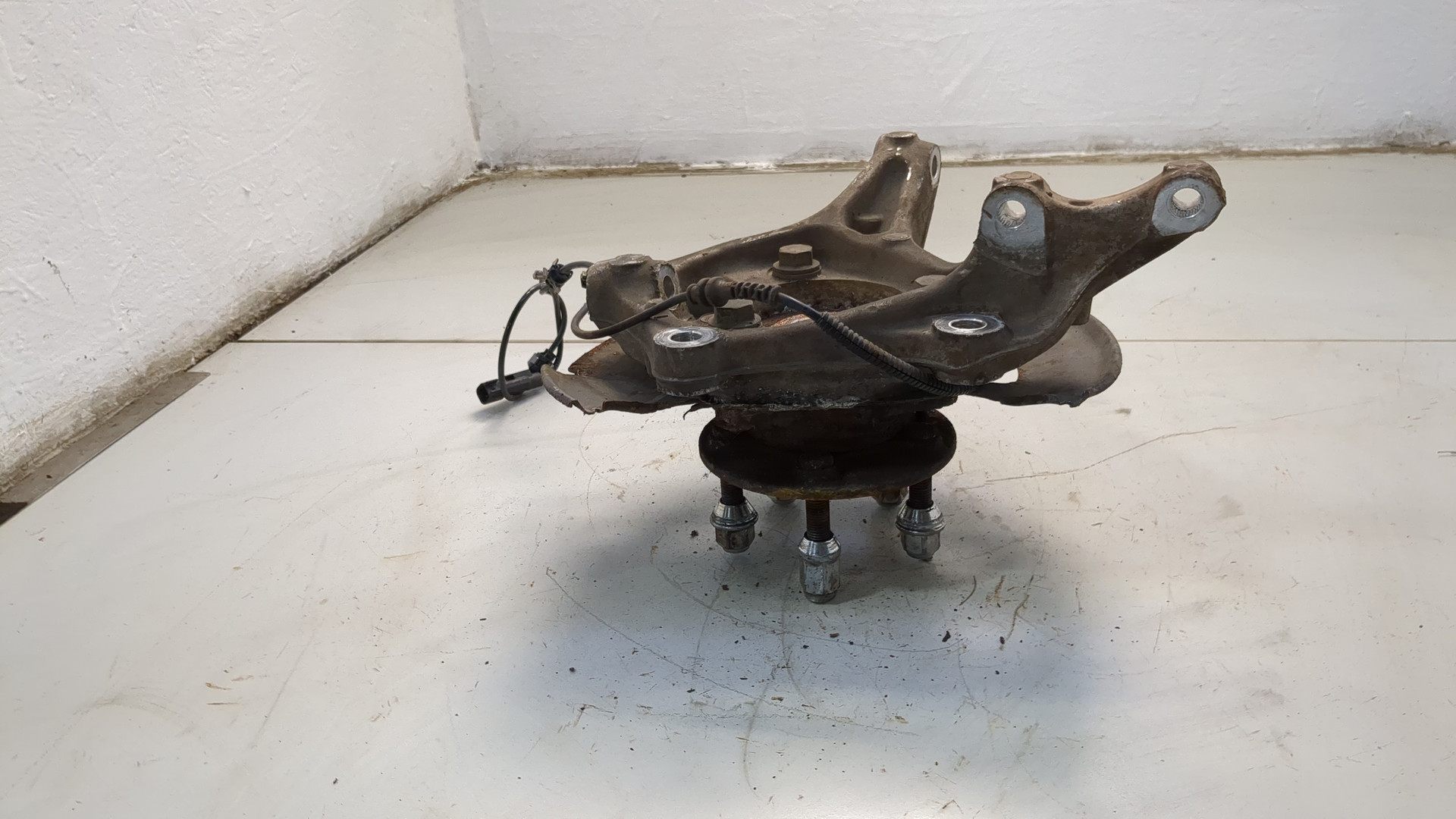 Кулак поворотный передний левый