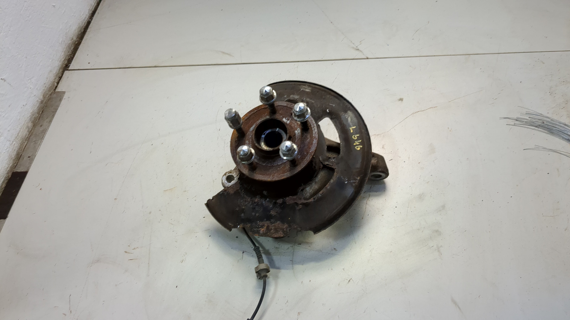 Кулак поворотный передний левый