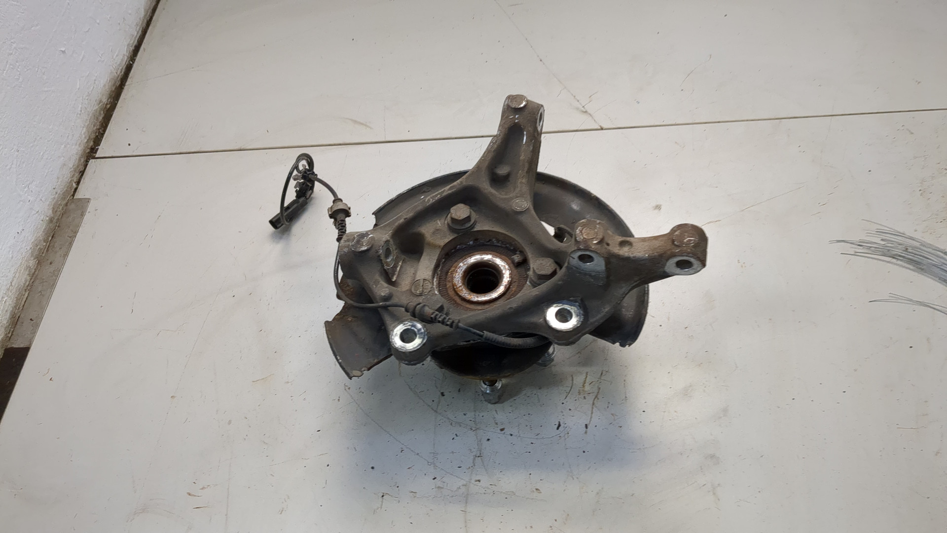 Кулак поворотный передний левый