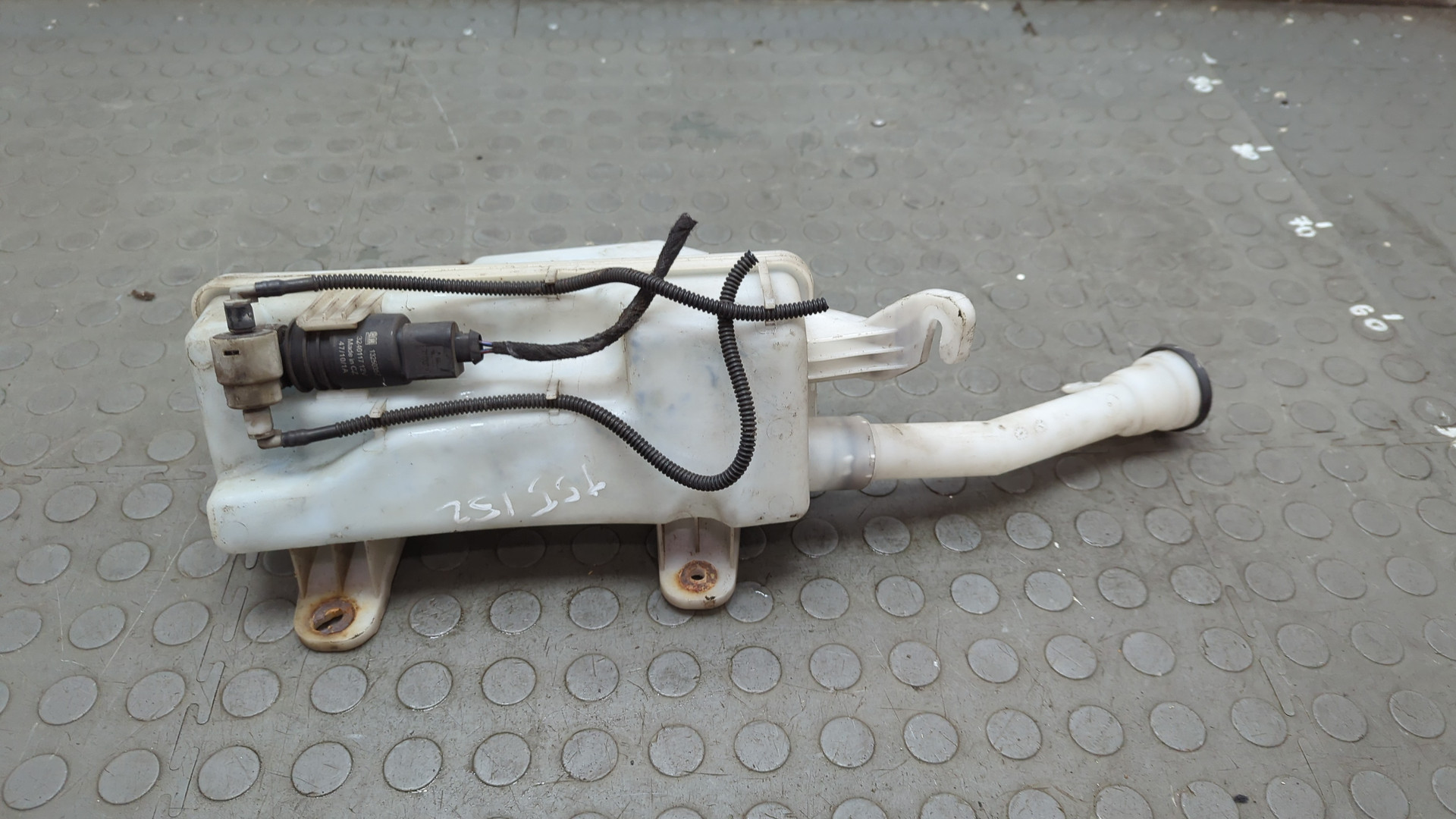 Бачок омывателя лобового стекла