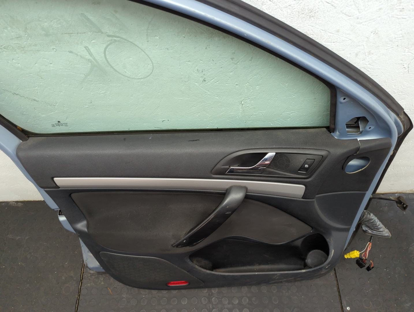 Дверь передняя левая