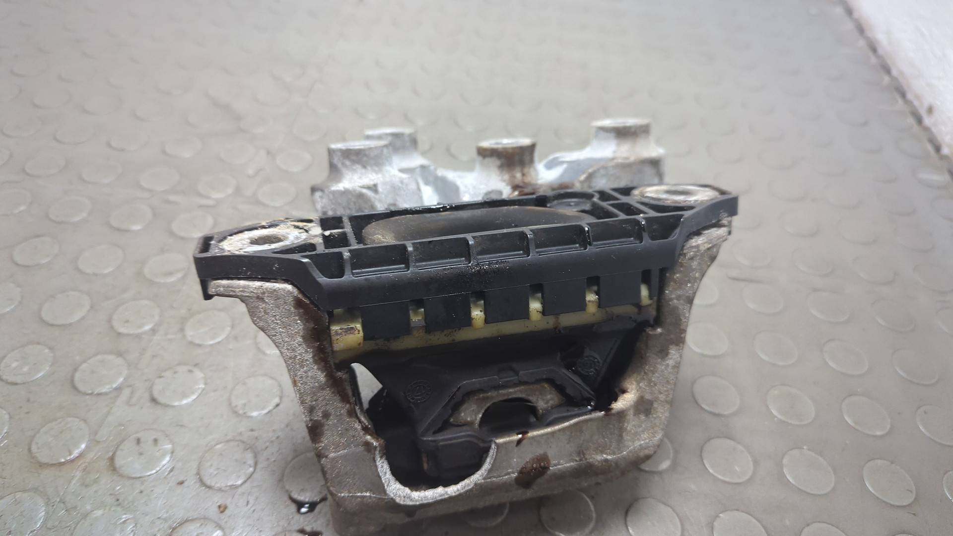 Опора двигателя