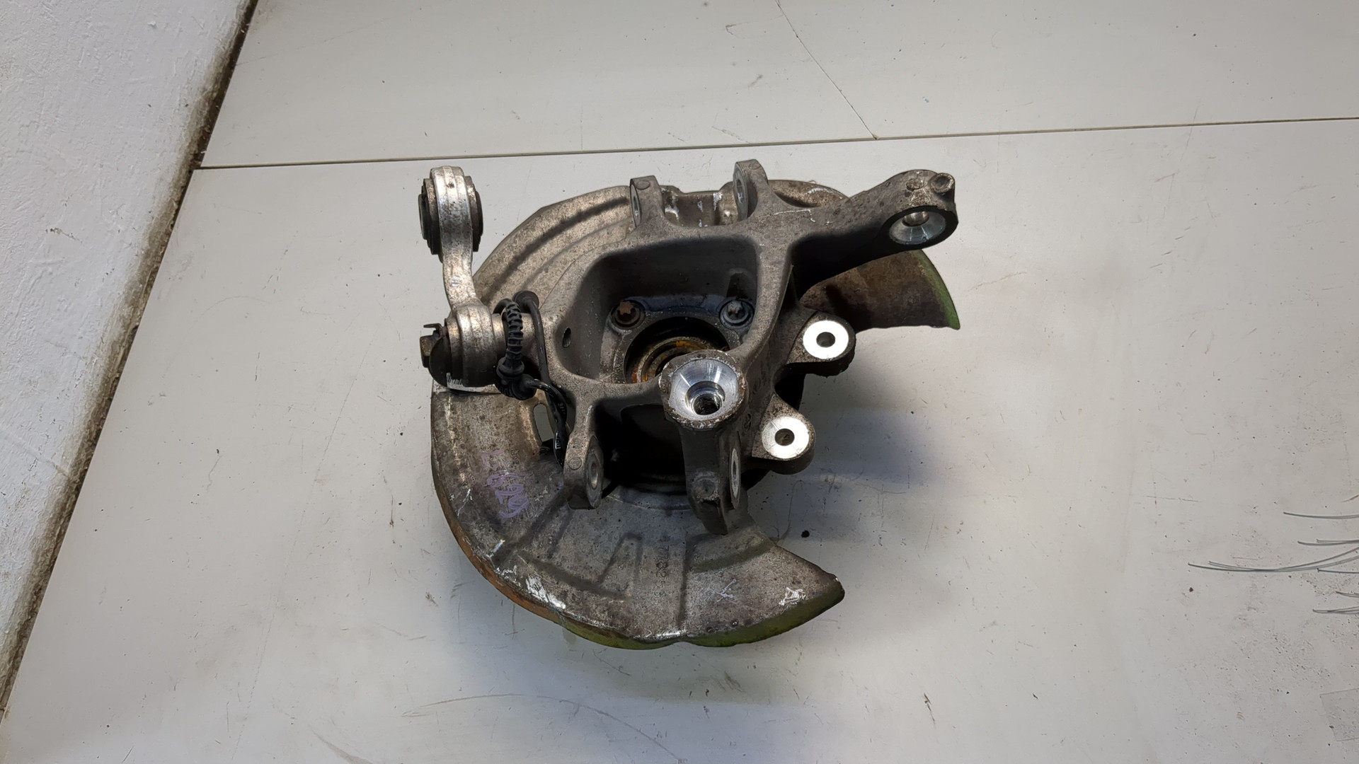 Кулак поворотный задний левый