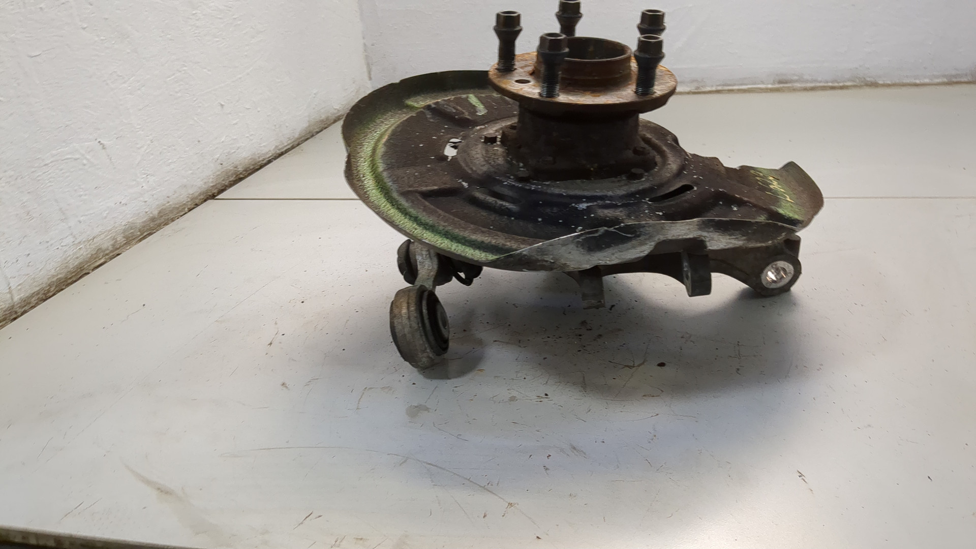 Кулак поворотный задний левый