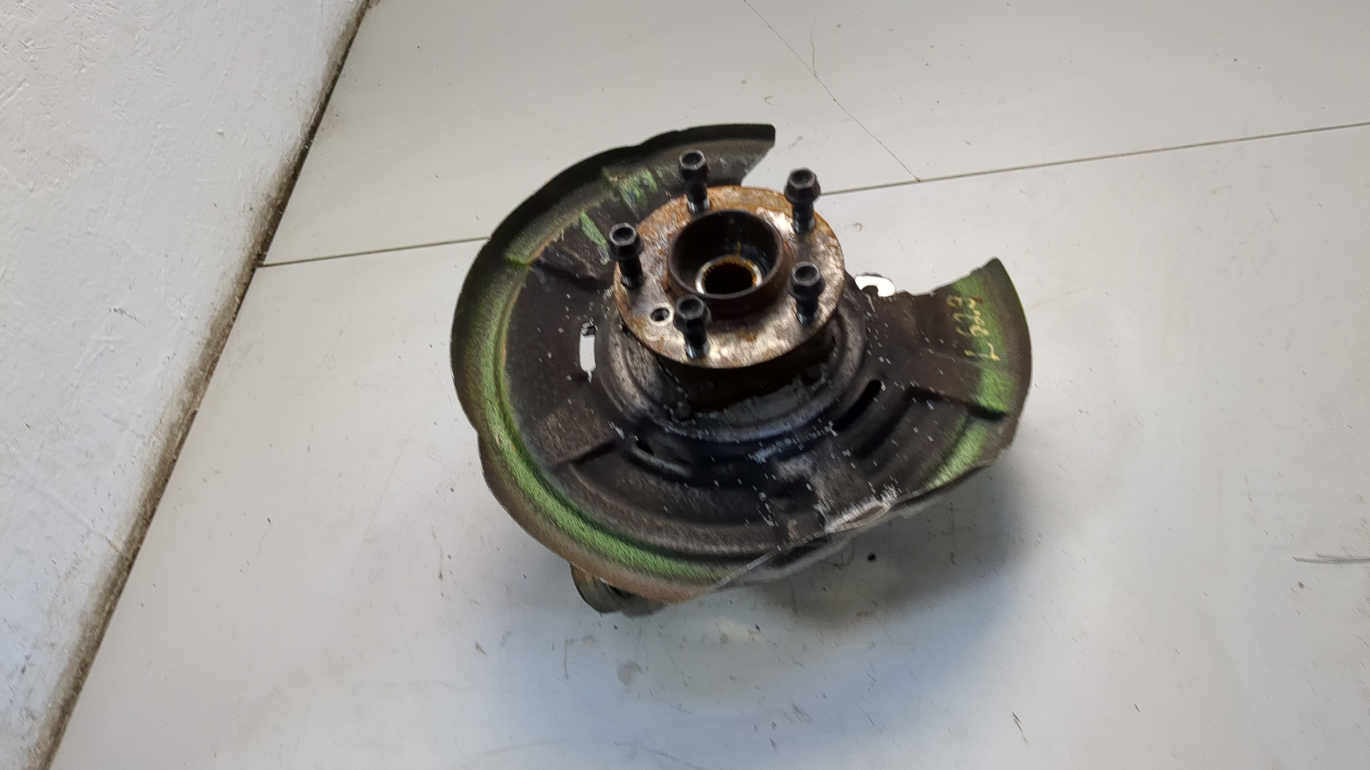 Кулак поворотный задний левый