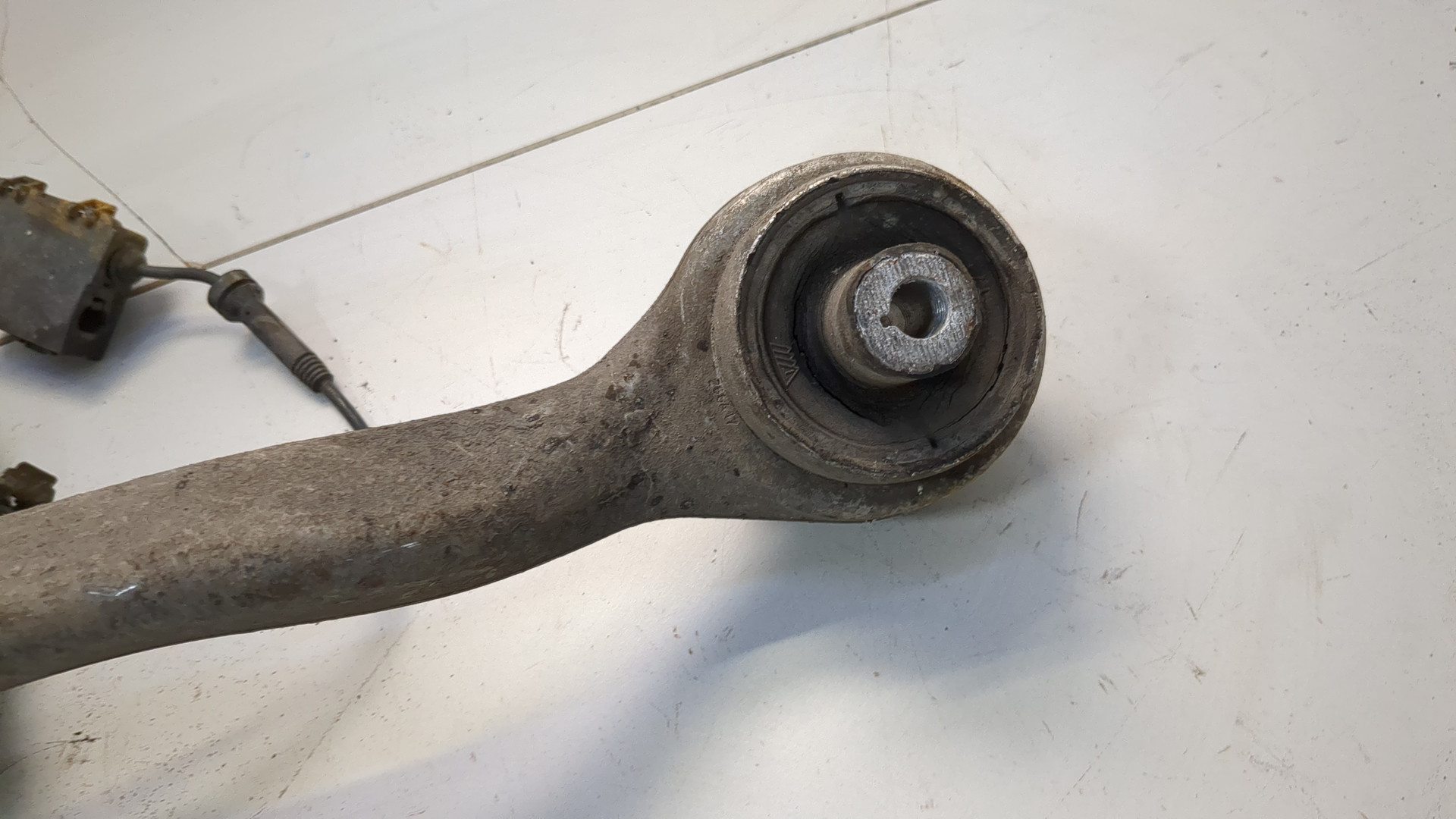 Кулак поворотный передний левый