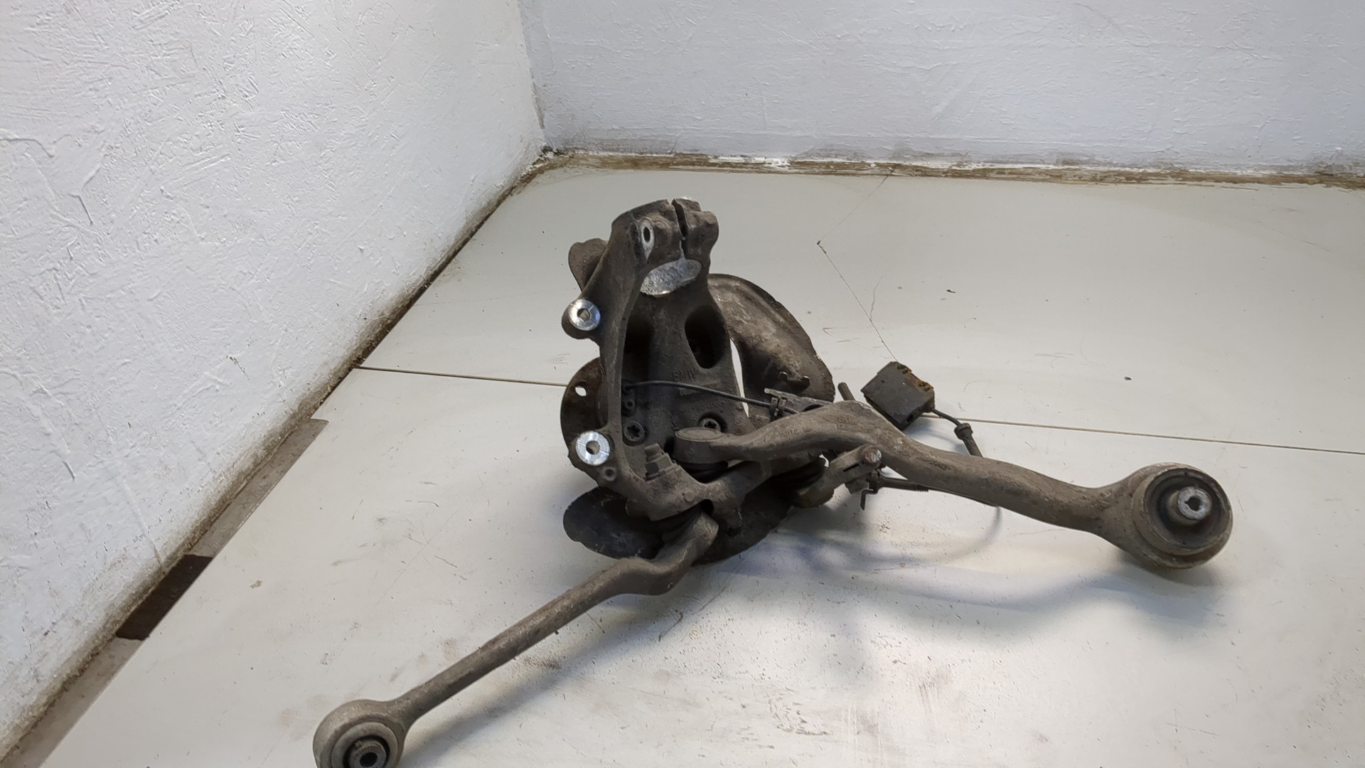 Кулак поворотный передний левый