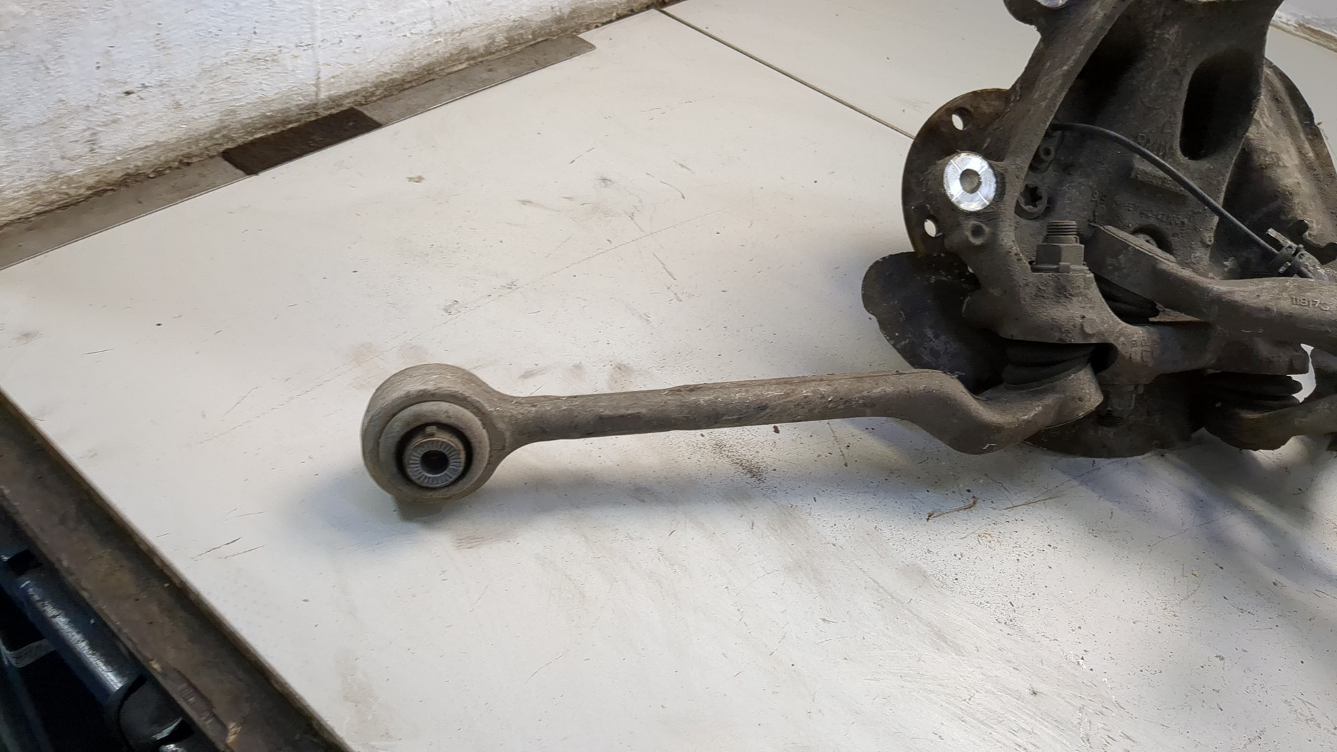 Кулак поворотный передний левый