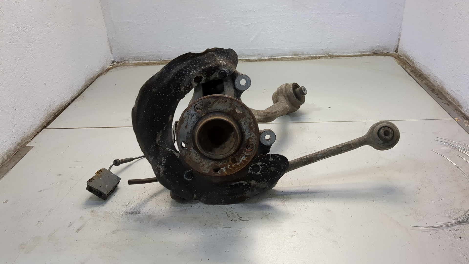 Кулак поворотный передний левый