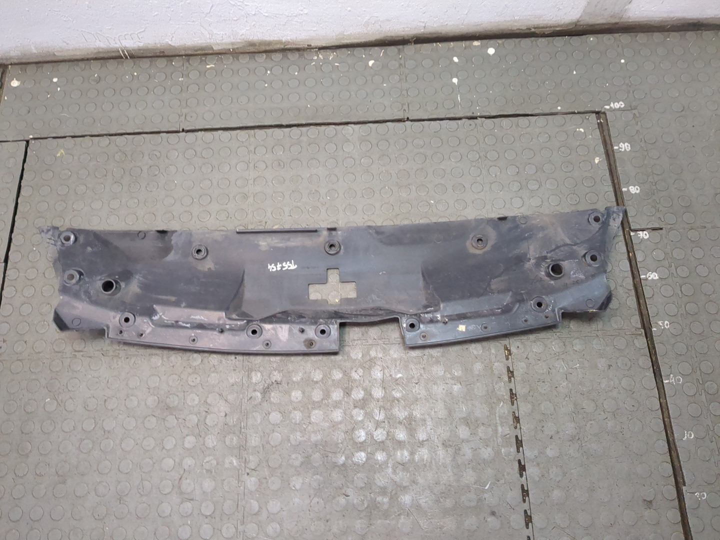 Кожух замка капота