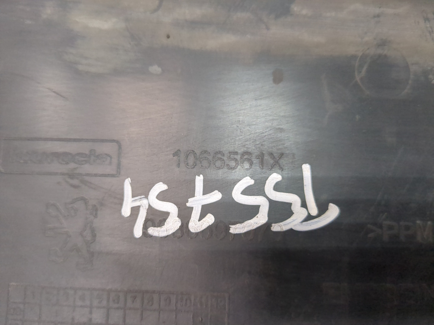 Кожух замка капота