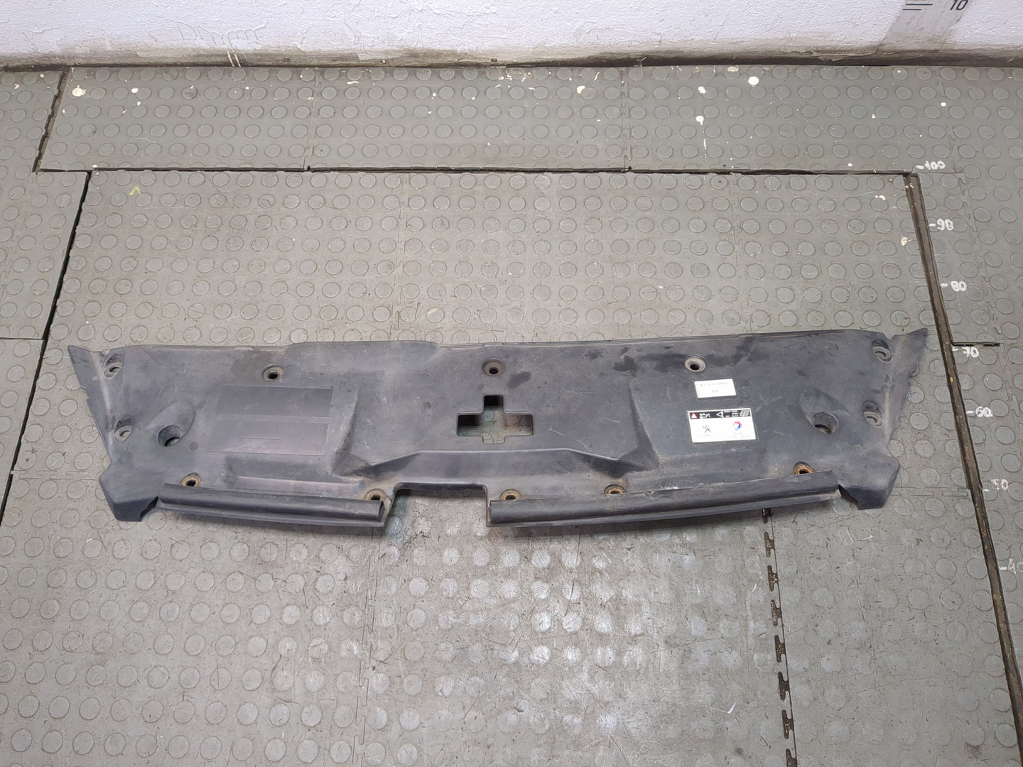 Кожух замка капота