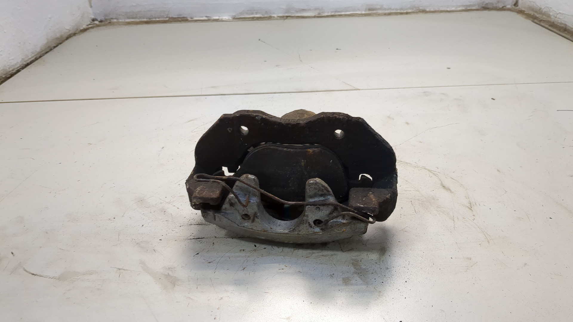 Суппорт передний левый