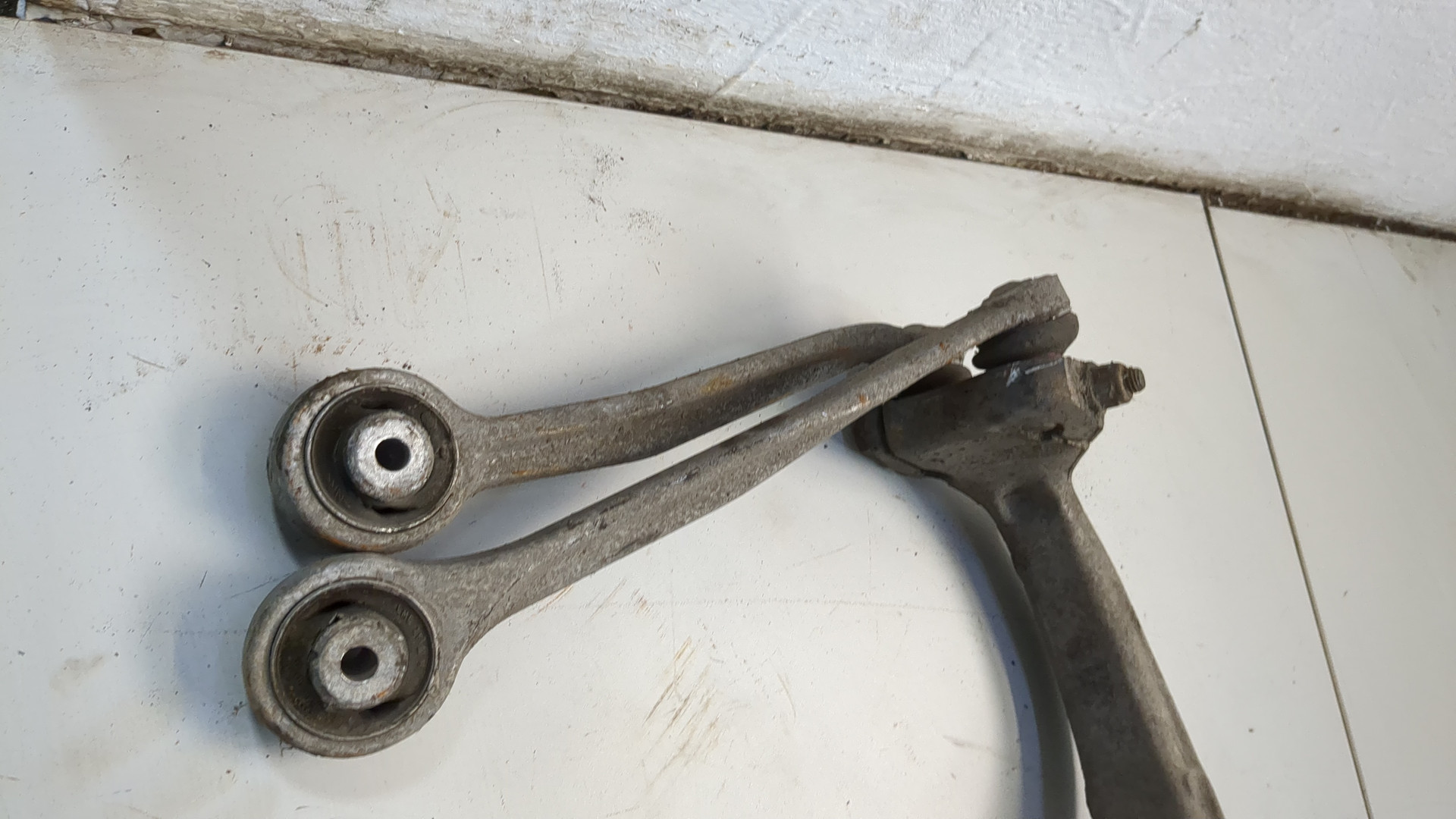 Кулак поворотный передний правый