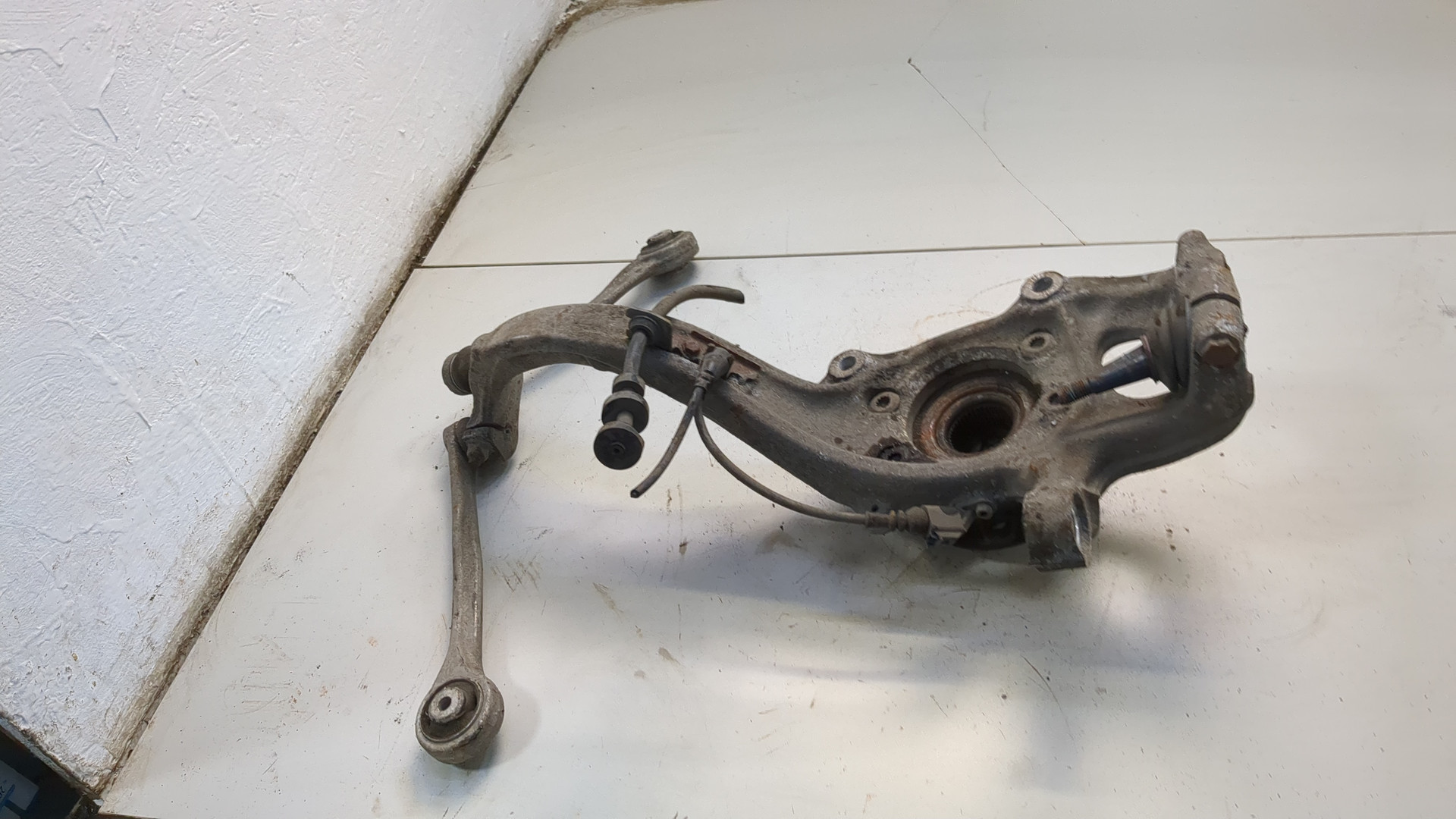 Кулак поворотный передний правый