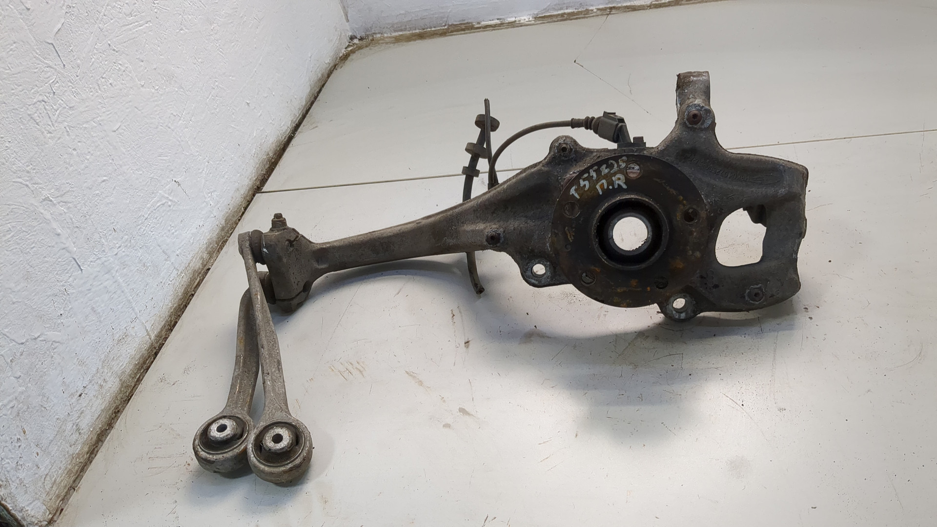 Кулак поворотный передний правый