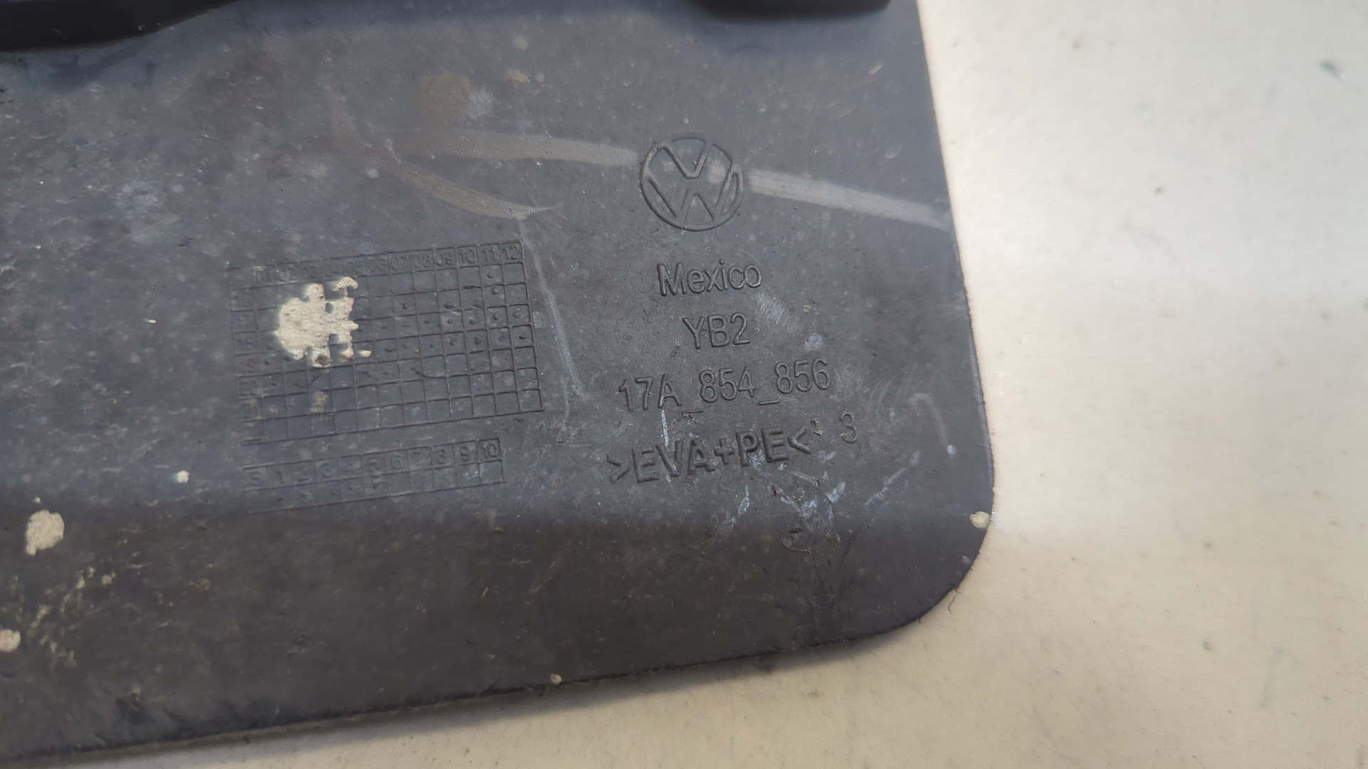 Брызговик задний правый