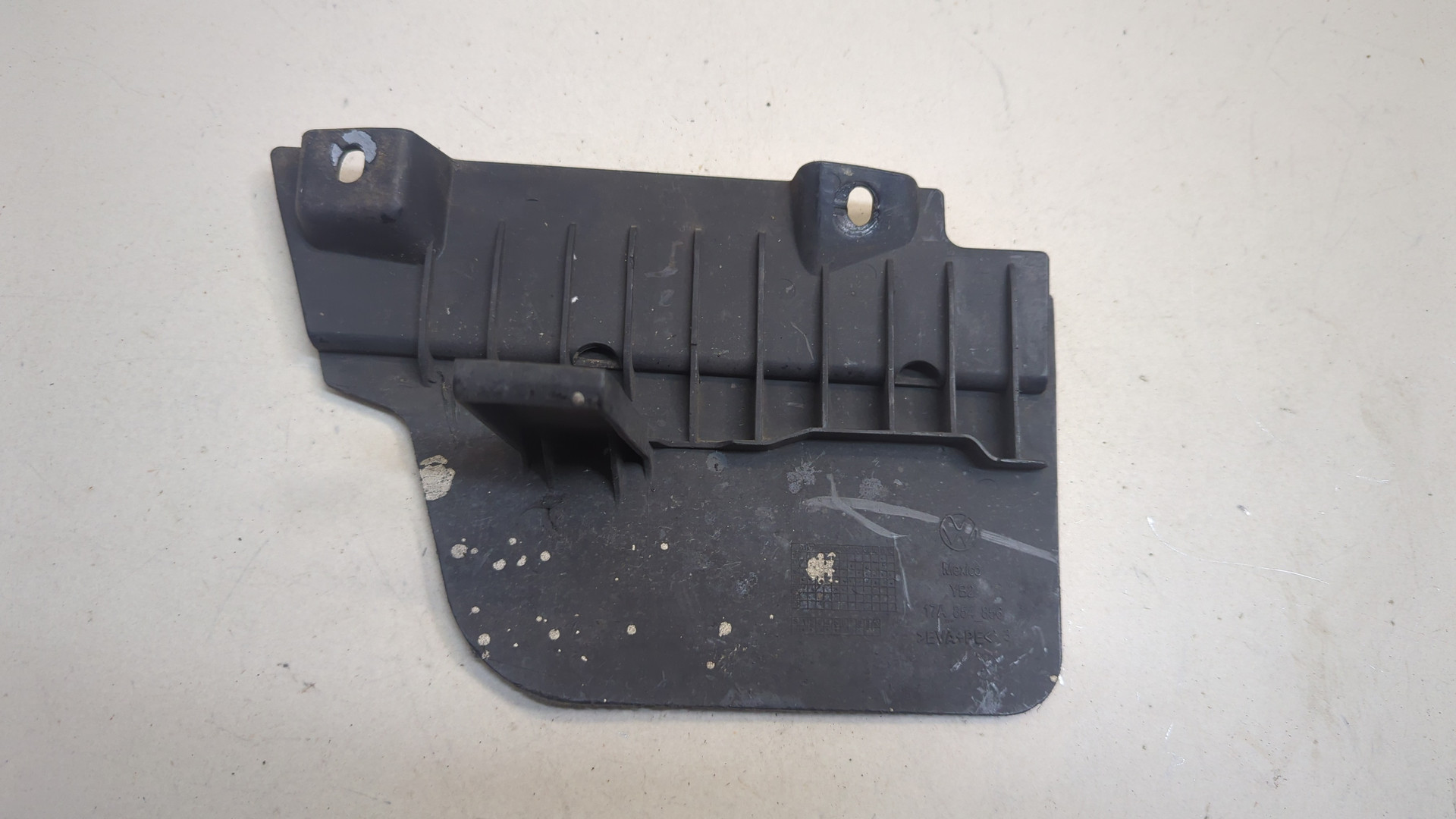 Брызговик задний правый