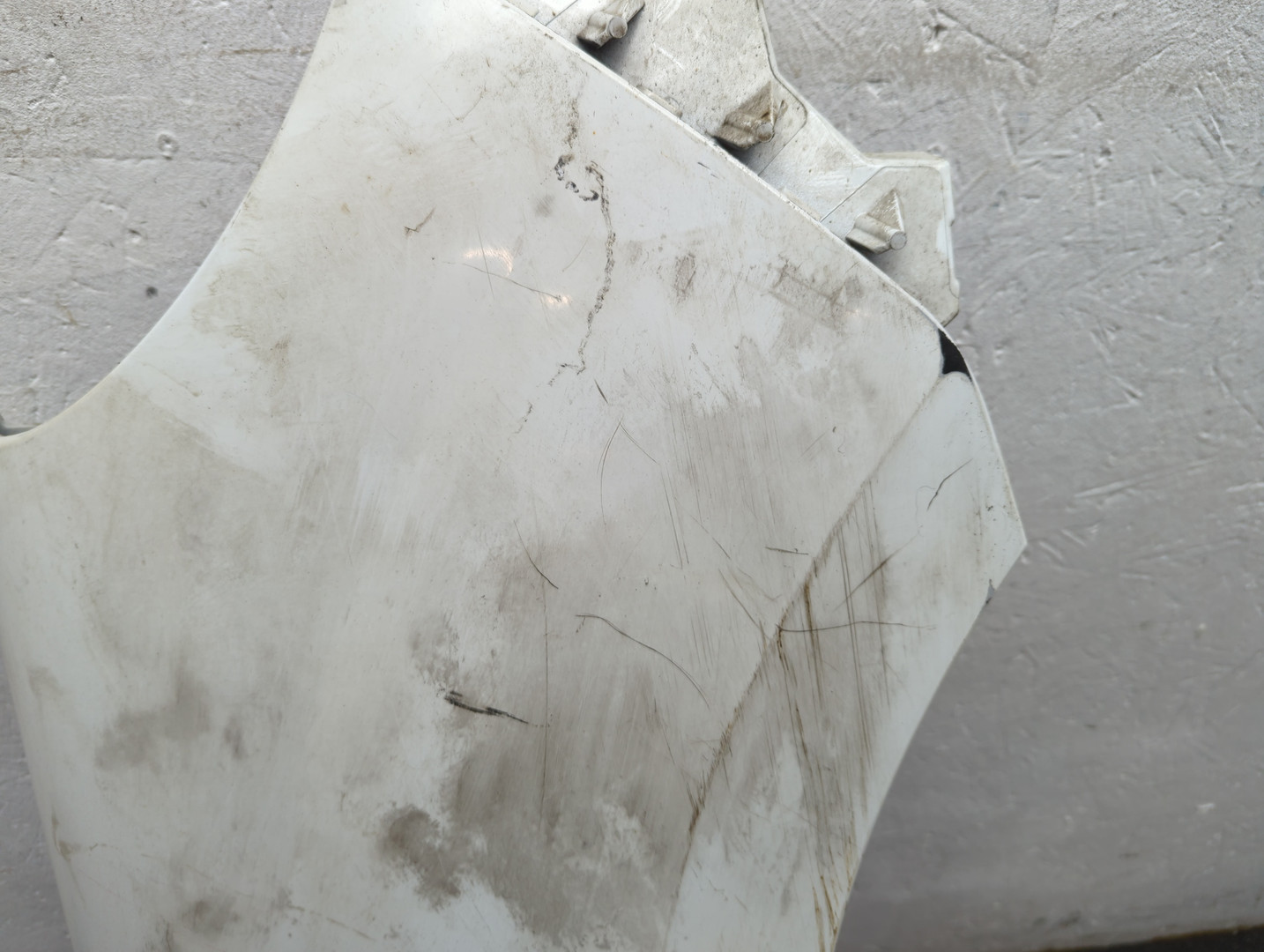 Крыло переднее правое