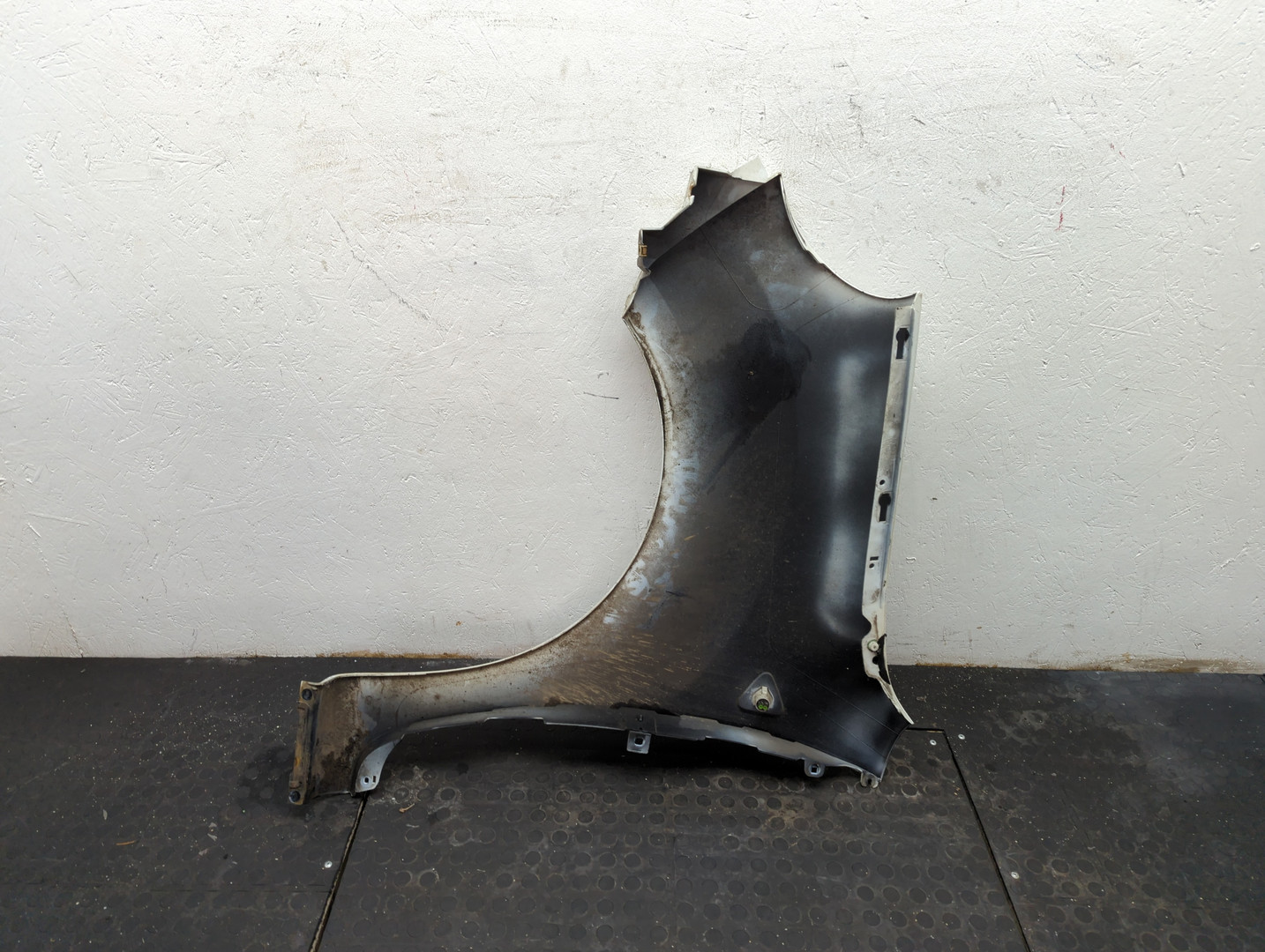 Крыло переднее правое