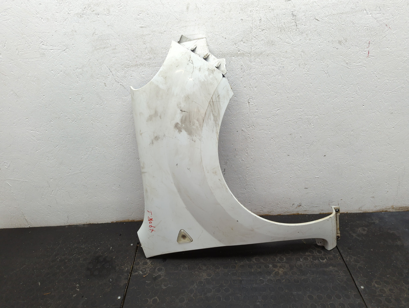 Крыло переднее правое