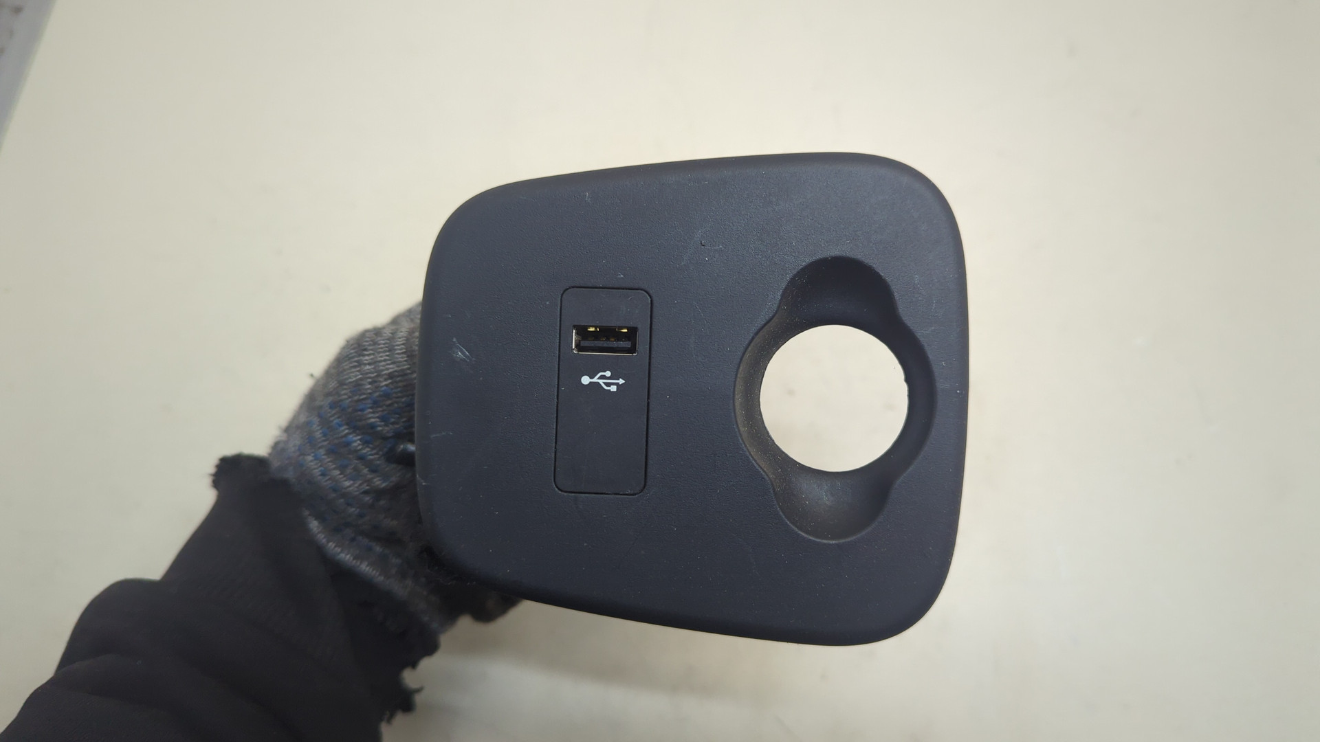 Гнездо AUX / USB IN