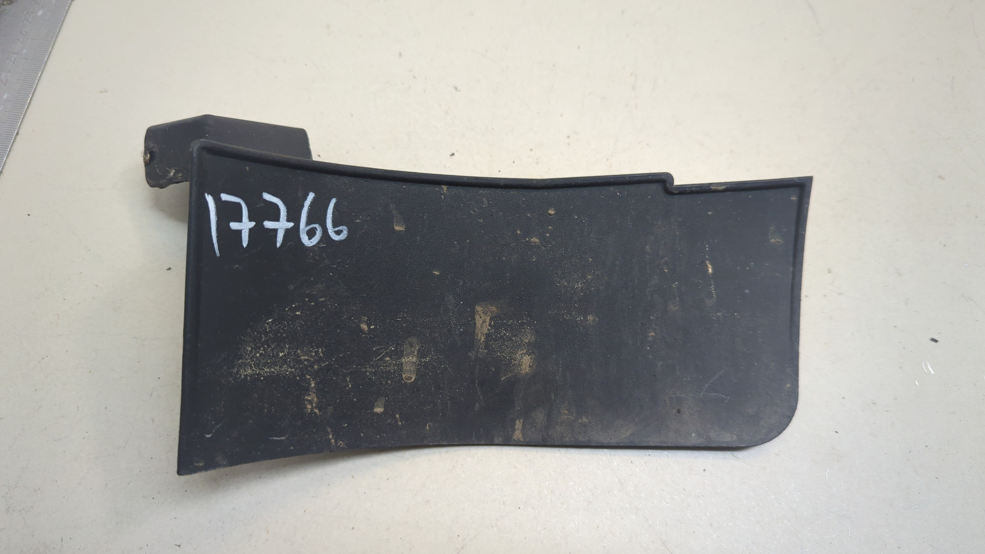 Брызговик задний правый