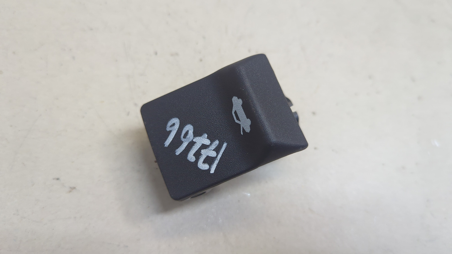 Ручка открывания капота