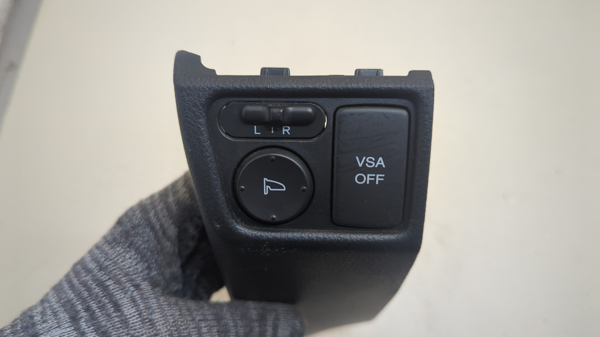 Кнопка регулировки зеркала