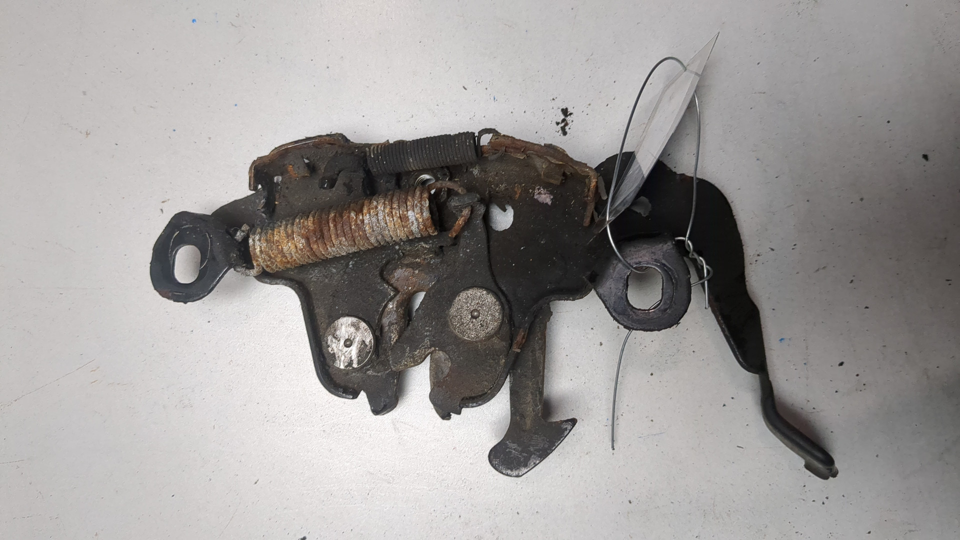 Замок капота