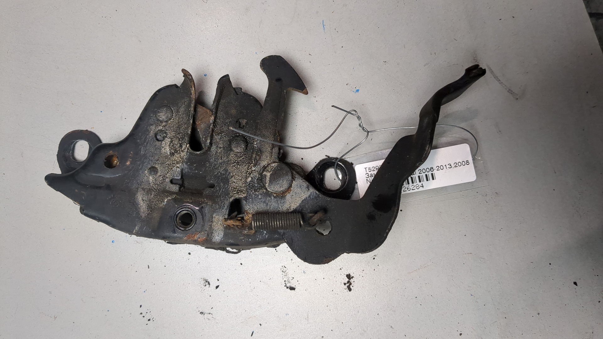 Замок капота