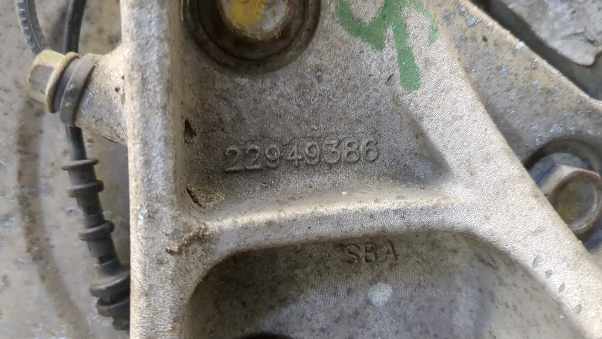 Кулак поворотный задний левый