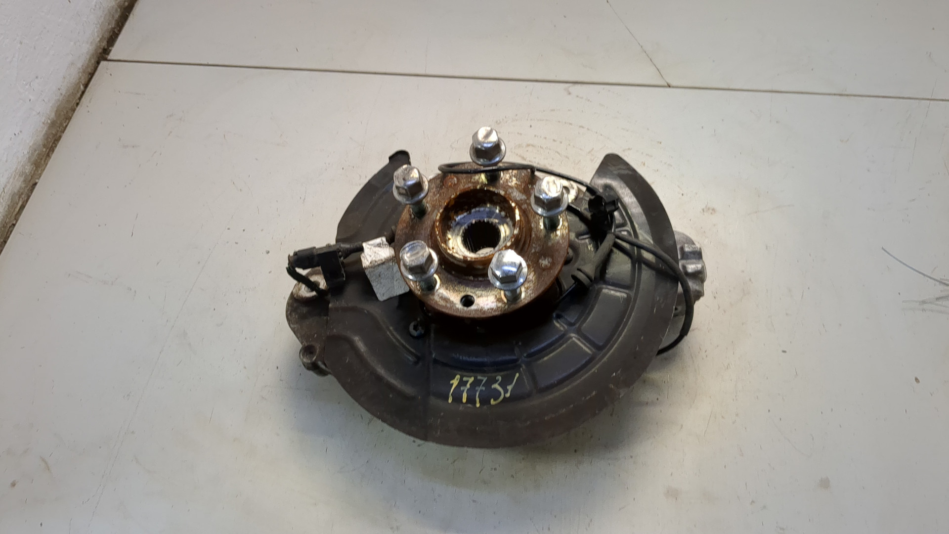 Кулак поворотный задний левый